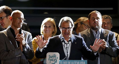 Regional president Artur Mas declares victory in Sunday's Catalan elections.(Reuters/Sergio Pérez)