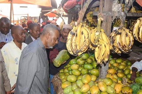 Zanzibari opposition leader Seif Sharif Hamad visits an open-air market in June. (Facebook)